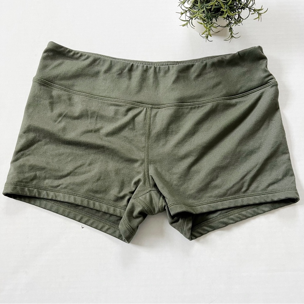 Tough Mode Elastic Waist Low Rise Bike Shorts in green